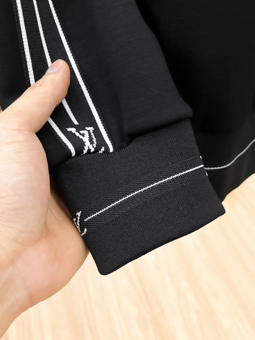 🅿️540 LV 2025 autumn and winter new counter, the same casual Tencel cotton fabric suit, breathable, comfortable and casual! Full of high-end feel! The details are exquisite and high-end, and the workmanship is impeccable! The original high-end fabric is very high-end! The fabric is crisp, anti-wrinkle and wear-resistant, warm, neat and stylish. Everyone must buy a set this autumn and winter. They must look cool and cool when wearing it. This is a model that we highly recommend! M-3XL